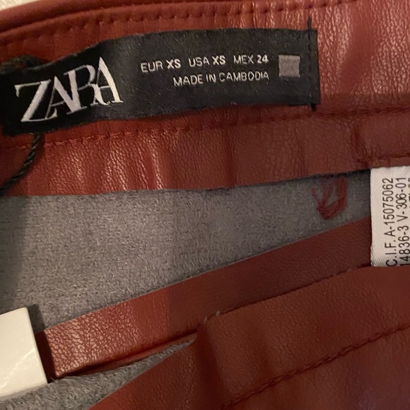 Gorgeous pristine Zara Faux Leather pants, XS (zipper needs to be fixed) - Picture 6 of 10